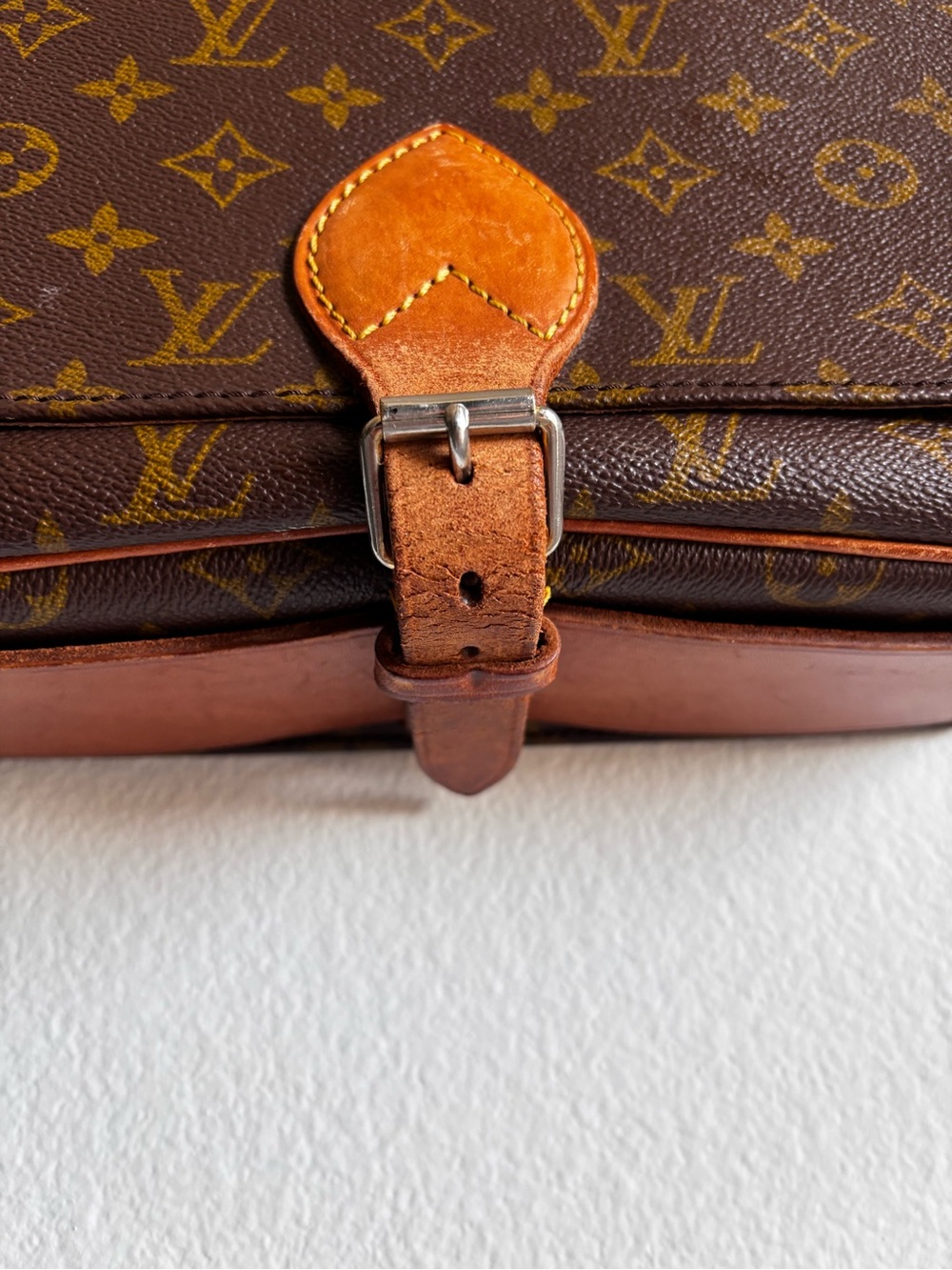Louis Vuitton Monogram Crossbody with Tan Leather Tab - Picture 4 of 16